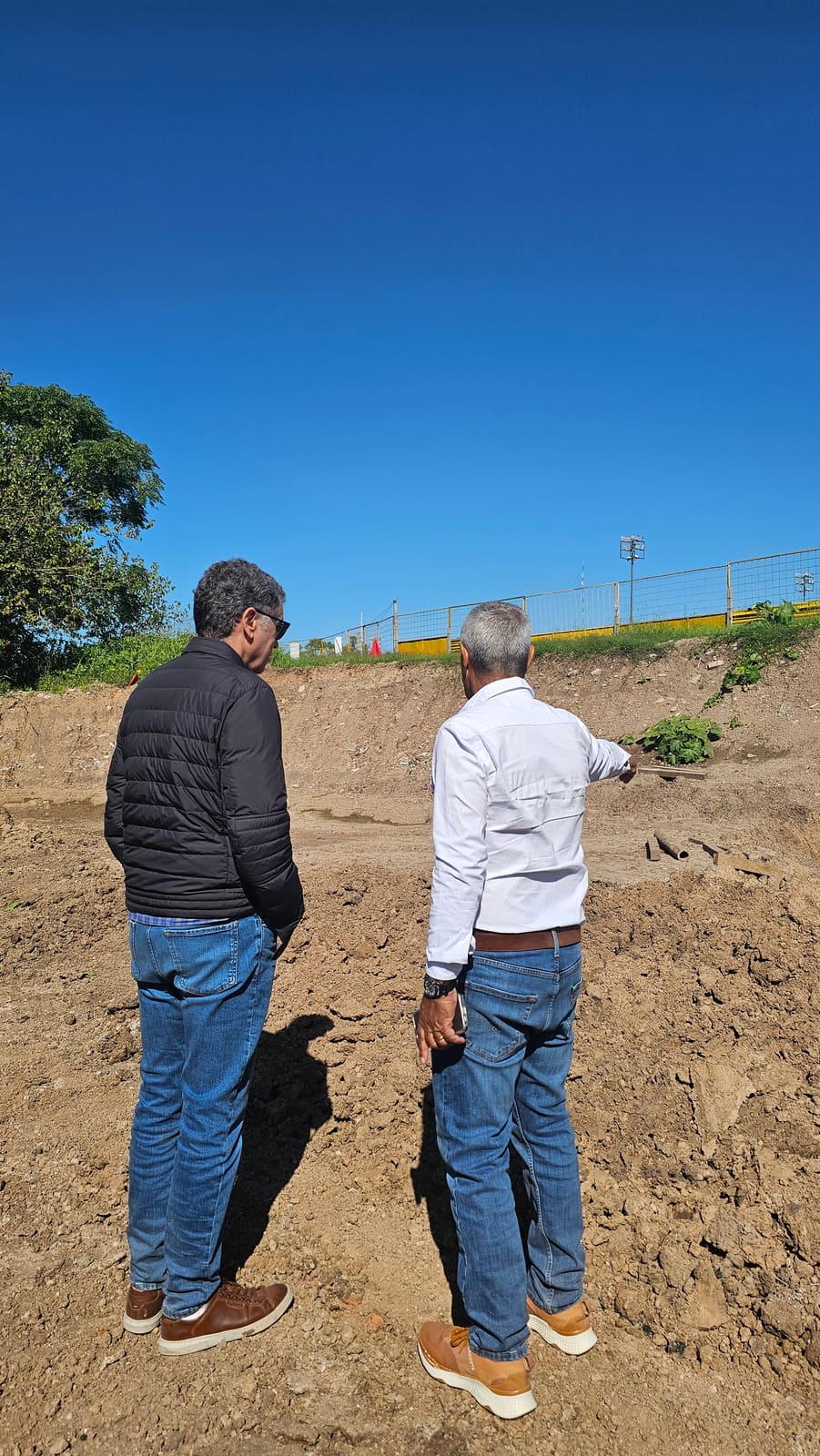 Equipo de ALTOTE en obra, evaluando el terreno